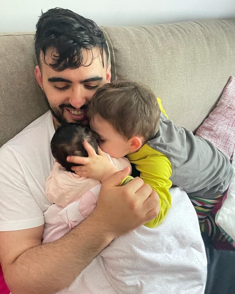 Eloïse, son papa Klison et son grand-frère Ezio